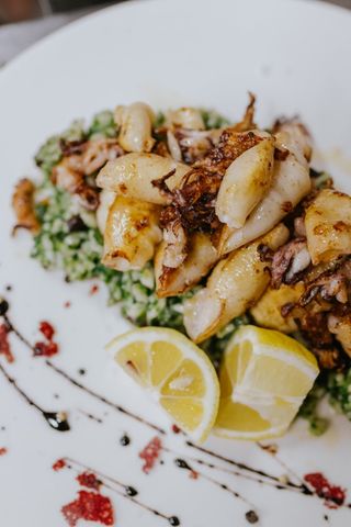 Lignje sa žara uz rižoto sa špinatom