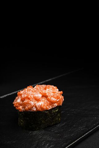 Gunkan with salmon 55g