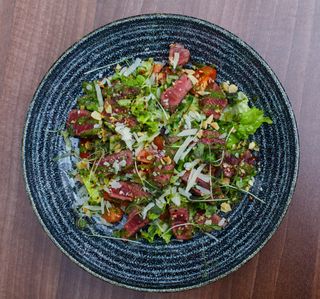 Miješana salata s wok biftekom