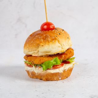 Hrskavi pileći burger & krumpirići