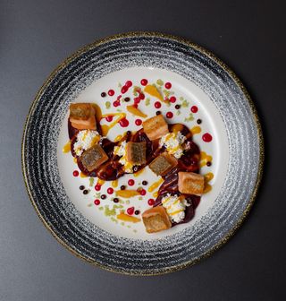 Salata s pečenim lososom