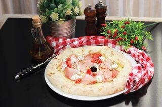 Pizza sa mortadelom i pistacijama