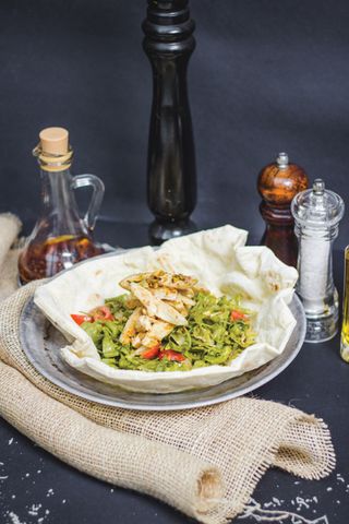 Salata sa piletinom i pistacijama