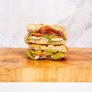 Prosciutto al basilico focaccia