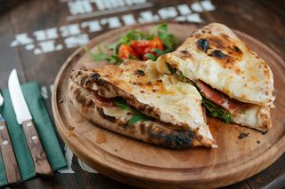 Pizza sendvič sa pršutom