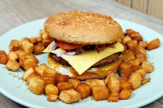 Pileći burger sa slaninom