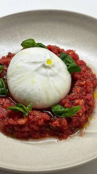 Burrata, pomodori e basilico