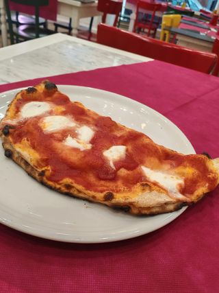 Calzone con prosciutto cotto e mozzarella