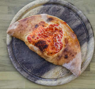 Calzone con prosciutto e mozzarella