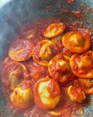 Cappelli di pasta fresca ripieni di patate e salsiccia di Caccamo