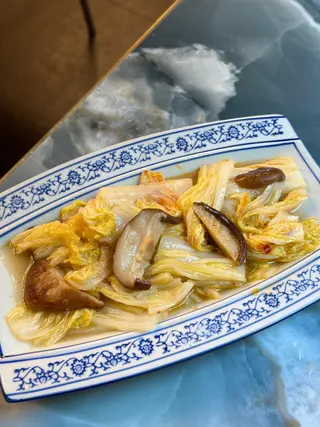 Cavolo cinese saltato con funghi