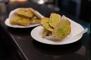 Cesto de Pão Torrado com Manteiga de Alho