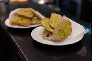 Cesto de Pão Torrado com Manteiga de Alho