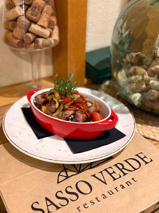 Ćevapi na kajmaku sa grilovanom paprikom i aromatizovanim krompirom