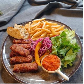 Ćevapi s pomfritom i salatom