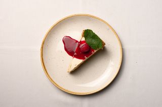 Cheesecake con salsa ai frutti di bosco