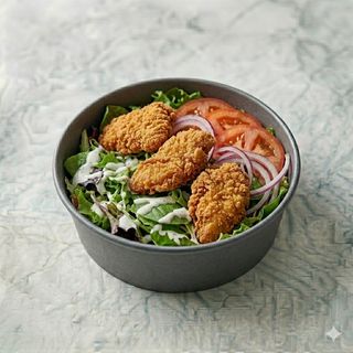 Insalata con pollo fritto