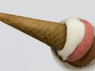 Cono gelato con doppia panna
