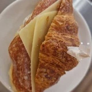 Cornetto salato con salame ungherese formaggio e lattuga