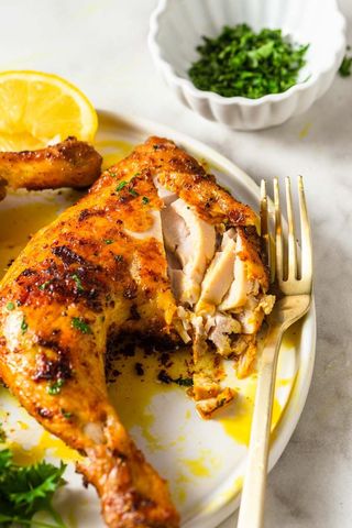 Coscia di pollo con riso e insalata