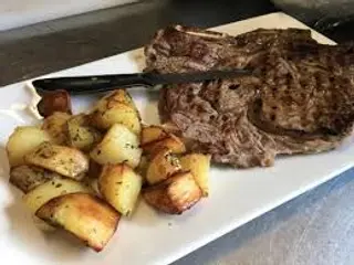 Costata di manzo alla griglia con patate al forno