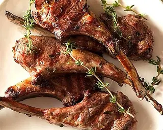 Costeletinhas de Borrego Braseadas com Batata Frita e Esparregado