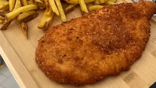 Cotoletta di pollo ruspante in panatura arigianale e yummi chips 