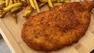 Cotoletta di pollo ruspante in panatura arigianale e yummi chips 