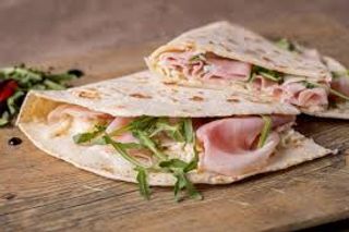 6 - Cotto, fontina, pomodoro, insalata, salsa di rucola e grana