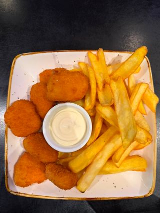 Chicken Nuggets I pomfrit