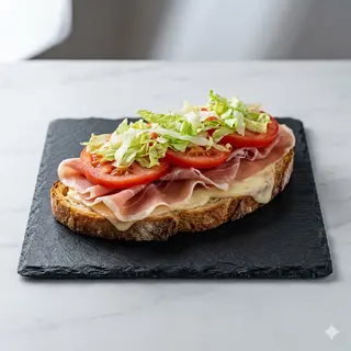 Crost prosciutto crudo di parma, provola di agerola, pomodoro di sorrento e iceberg