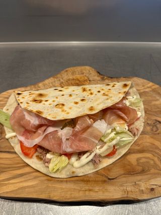 Piadina crudo e tonno
