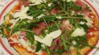 Prosciutto, rucola e scaglie di grana