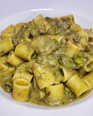 Ditali con frittella di fave, piselli e carciofi e ricotta fresca