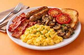 English breakfast - uova strapazzate, bacon croccante, salsiccia, pomodori e funghi