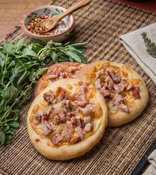Esfiha de Bacon com Queijo
