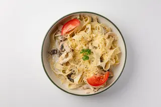 Фетучини с курицей в сливочном соусе (320г)