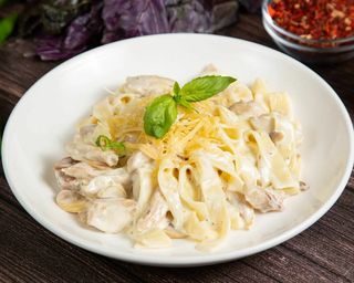 Курица с пастой феттучини (350г)