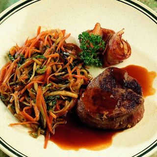 Filetto alla griglia con verdure miste grigliate