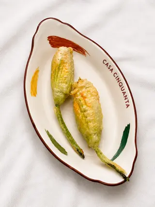 Fiori di zucca ripieni di ricotta di pecora e provola