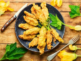 Fiori di zucca in tempura antipasto di terra 