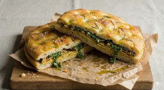 Focaccia con cecina, melanzane e salsa verde