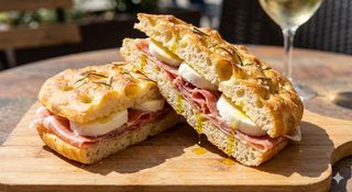 Focaccia con prosciutto crudo e mozzarella