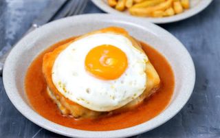 Francesinha com Ovo