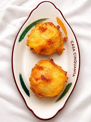 Frittatina di bucatini con besciamella, provola e prosciutto cotto