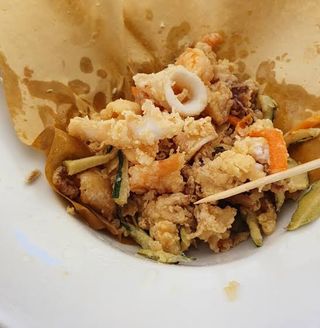 Fritto misto di mare con zucchine pastellate fritte