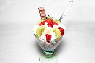 Frutta fresca con gelato vegan