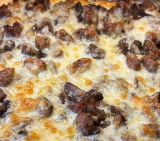 Funghi e salsiccia bianca mezza teglia