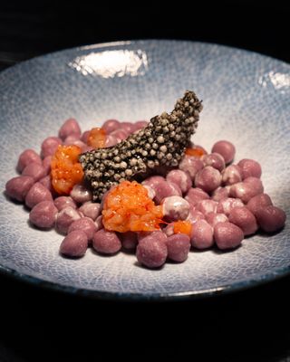 Gli gnocchi di patate cacio e pepe con nido di tartara di gambero viola