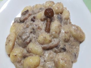 Gnocchi funghi e salsiccia